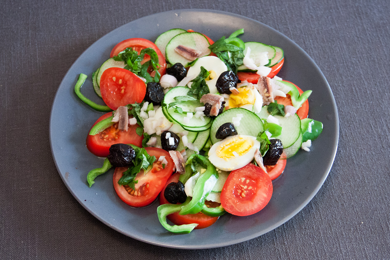 La vraie salade niçoise : recette détaillée selon Jacques Médecin