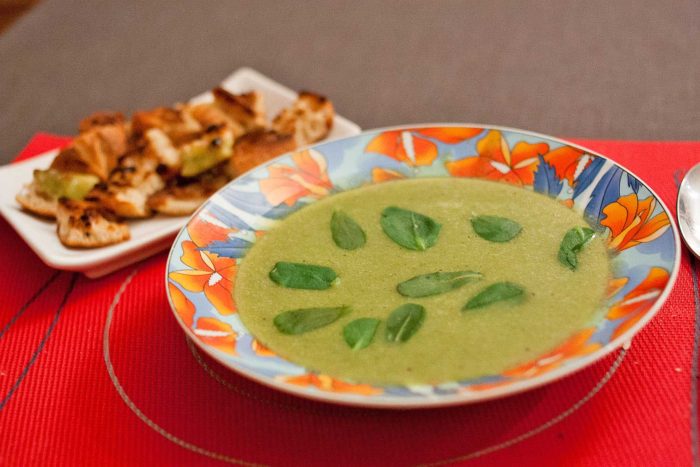 assiette de soupe de pourpier