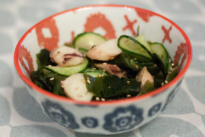 bol de salade de concombre et wakame
