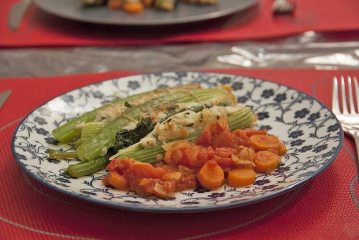 Cotes de céleris farcis au poulet et au bacon et à la sauce tomate